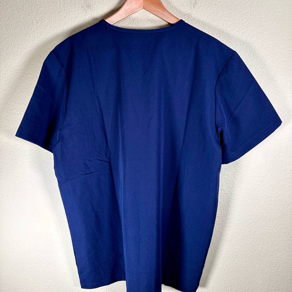 NWT Figs Men's Leon 2-Pocket Top in Navy Blue V-Neck Shirt - Picture 3 of 6